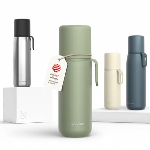 LARS NYSØM Thermosflasche aus Edelstahl - Doppelwandige Isolierflasche mit Becher & Tragegurt, Auslaufsichere Trinkflasche Edelstahl & Thermoskanne für Reisen, Büro & Outdoor (Sage Green, 500ml) Öko